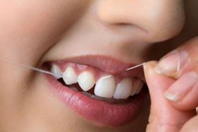 روش استفاده از نخ دندان(+تصاویر)